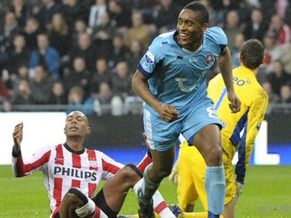 Twente goleia PSV em Eindhoven