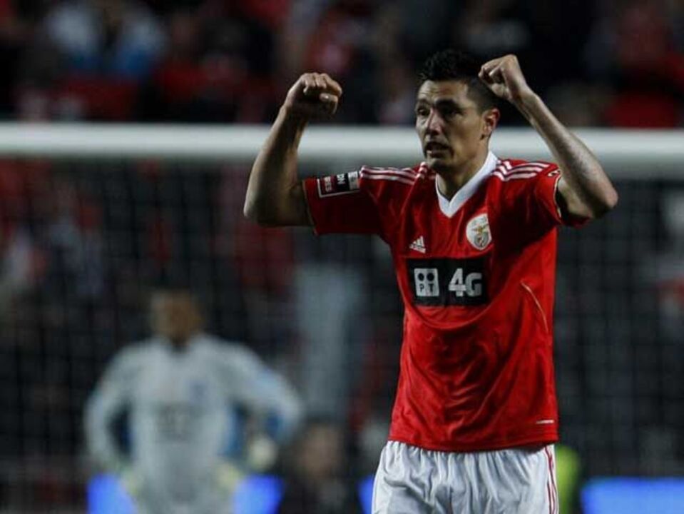 Pé quente de Cardozo embala Benfica