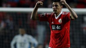 Pé quente de Cardozo embala Benfica