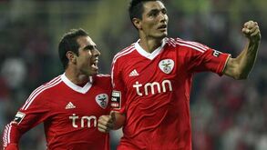 Cardozo é seta apontada à baliza do Chelsea