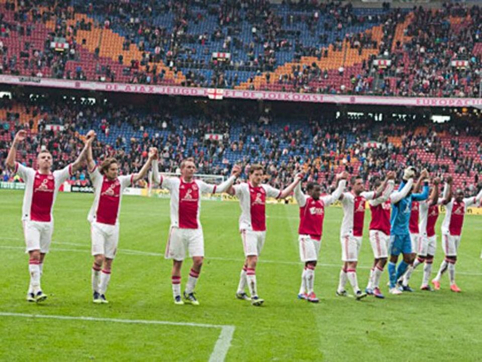 Ajax goleia e ascende à liderança na Holanda
