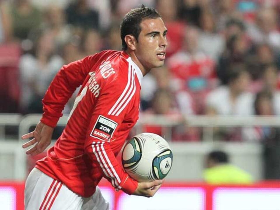 Golo tardio mantém águias na corrida 