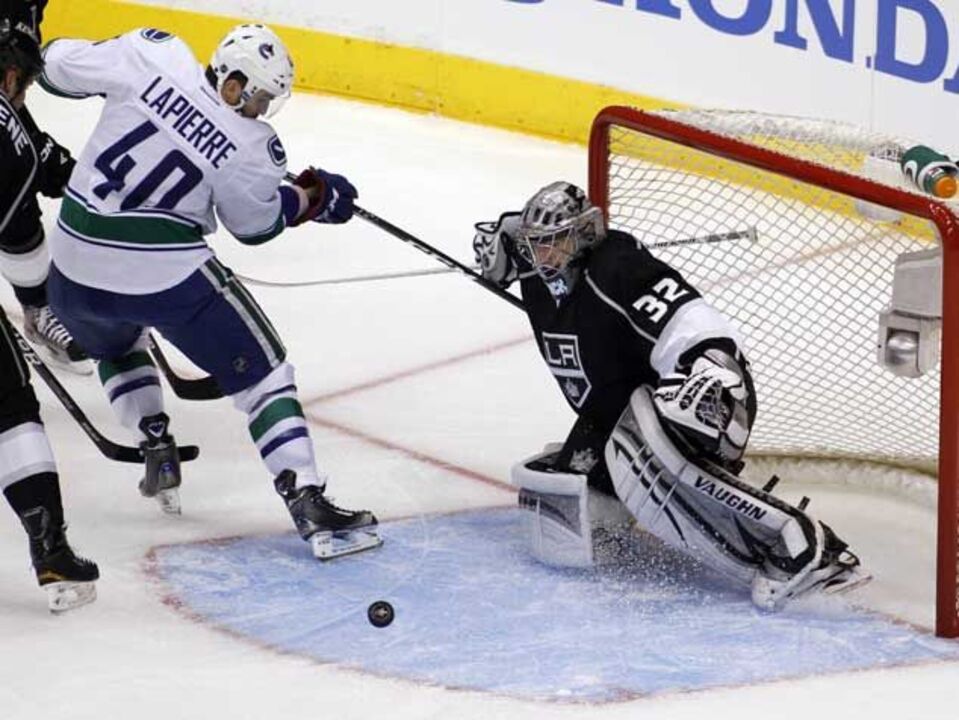 NHL: Vancouver a um passo da eliminação