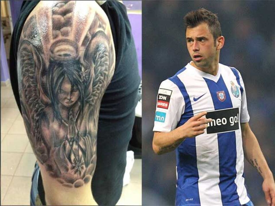 Defour apresenta nova tatuagem