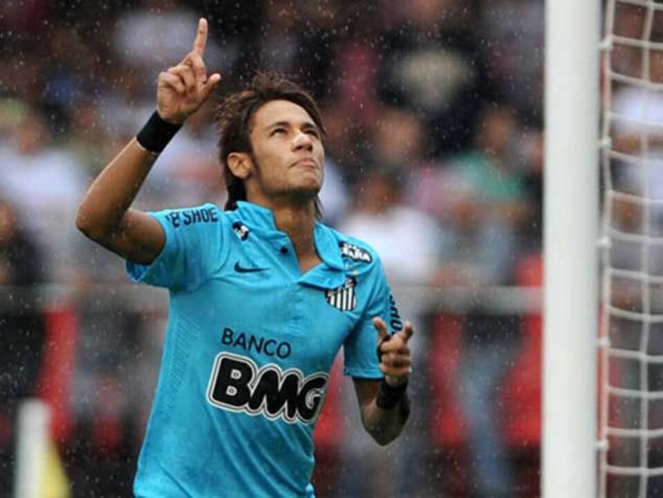 Hat-trick de Neymar coloca Santos na final do Paulistão