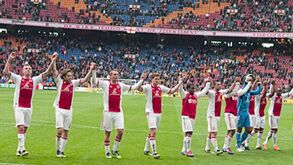 Ajax goleia e ascende à liderança na Holanda