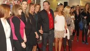 Um aniversário com 80 mulheres e apenas quatro homens