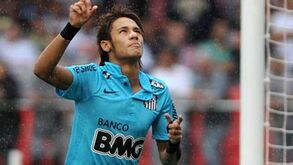 Hat-trick de Neymar coloca Santos na final do Paulistão