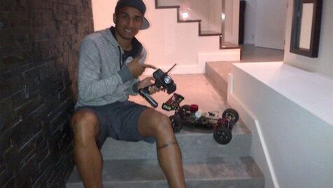 Danilo brinca com carro telecomandado - Jogo da Vida - Jornal Record