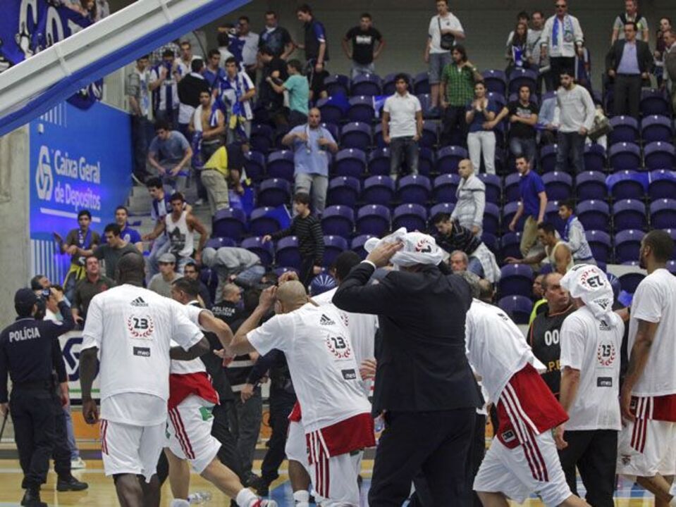 Arremesso de objetos impede Benfica de receber troféu