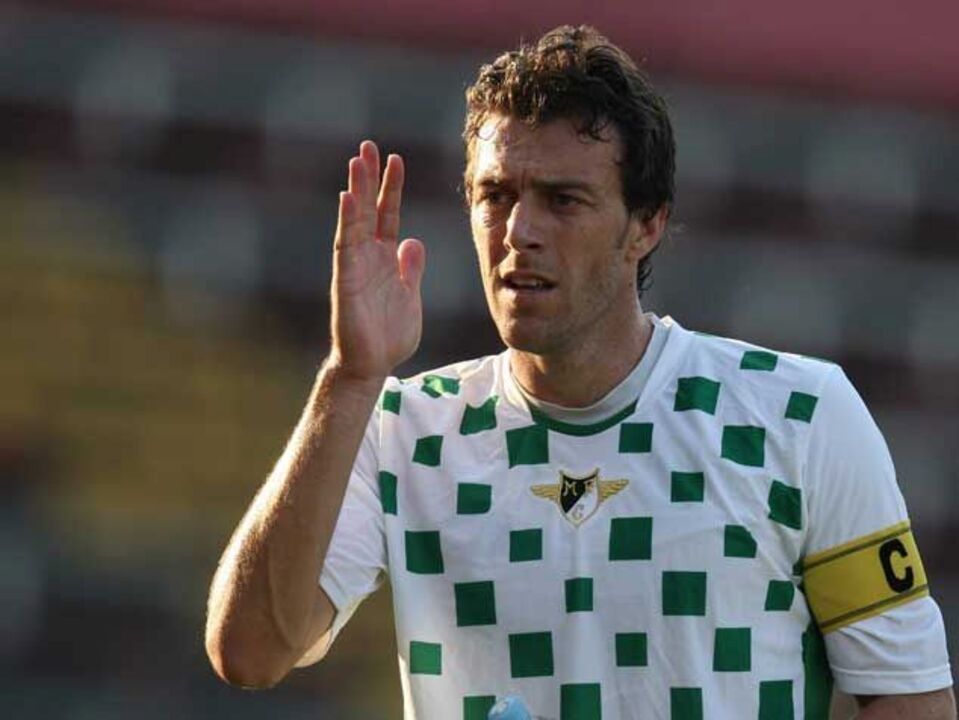 Andrade, Espinho e Fernandes renovam