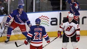 NHL: Adam Henrique derrotado no arranque da final