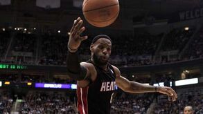 LeBron e companhia favoritos a vencer a NBA