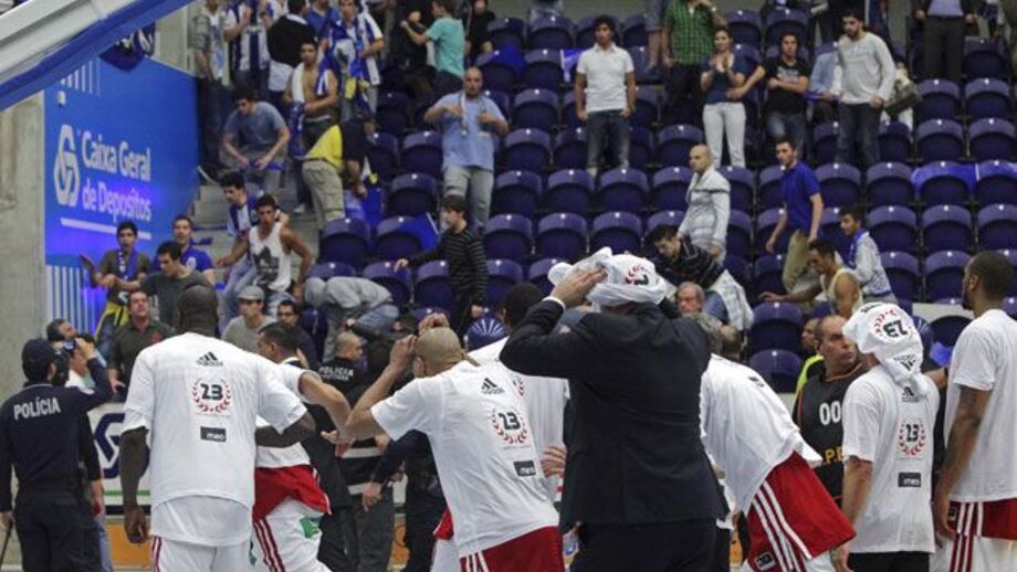Arremesso de objetos impede Benfica de receber troféu