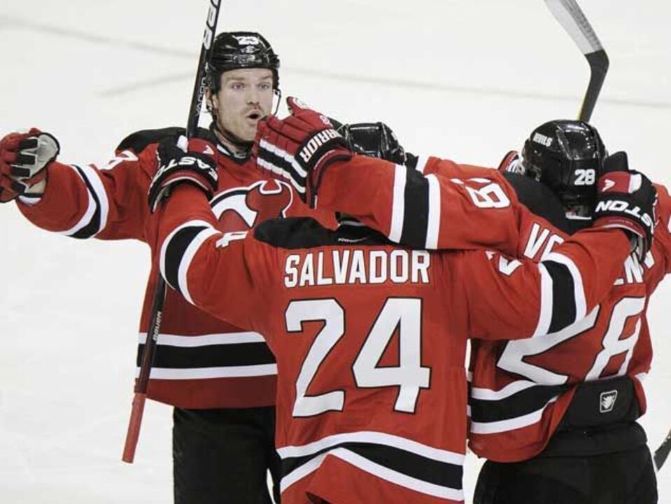 NHL: Devils vencem em casa e continuam "vivos"