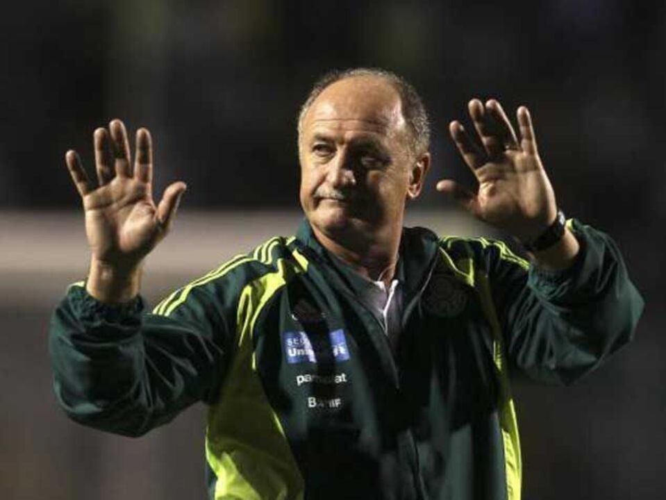 Livre de Juninho impede primeira vitória de Felipão 