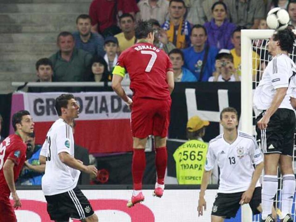 Gómez ao alcance de Cristiano Ronaldo