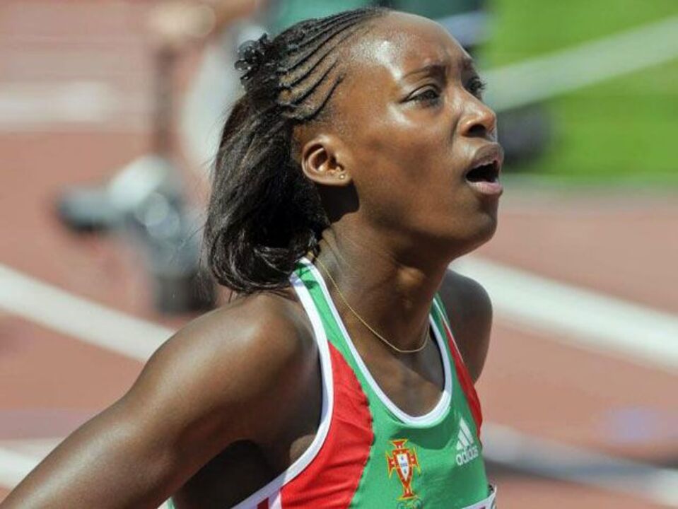 Estafeta feminina dos 4x400 em 15.º nas "meias"
