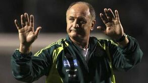 Livre de Juninho impede primeira vitória de Felipão 