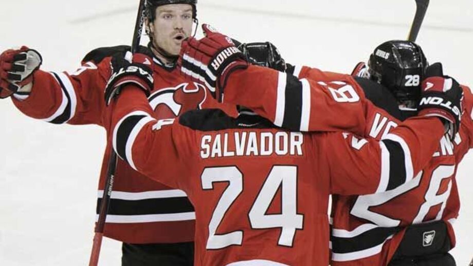 NHL: Devils vencem em casa e continuam "vivos"