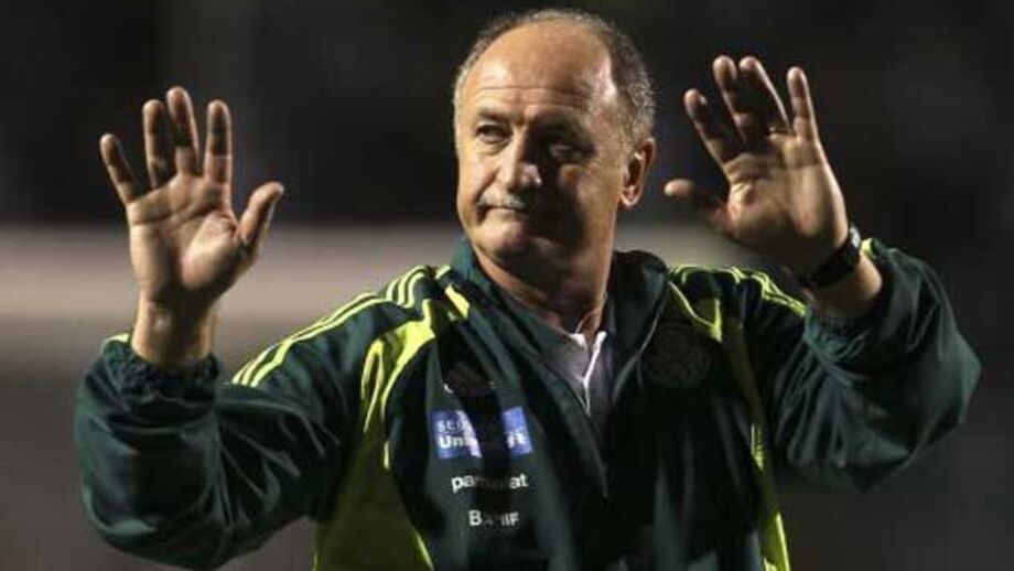 Livre de Juninho impede primeira vitória de Felipão 