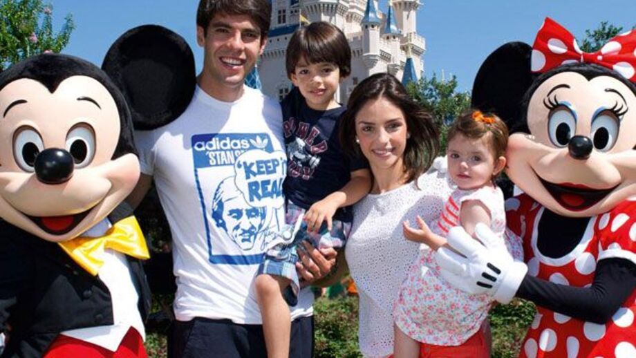 Kaká leva filhos à Disney World