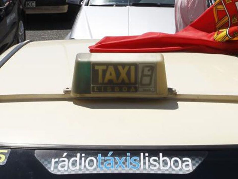 Mil taxistas aderem a protesto