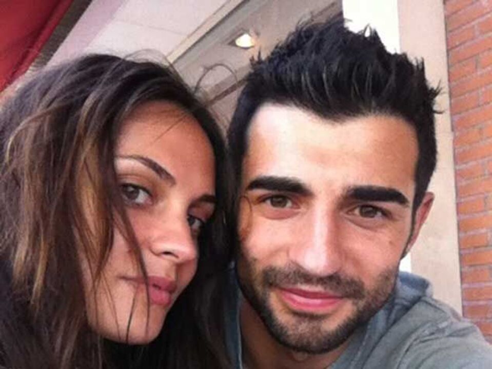 Campeão Raúl Albiol mata saudades de Alicia Roig