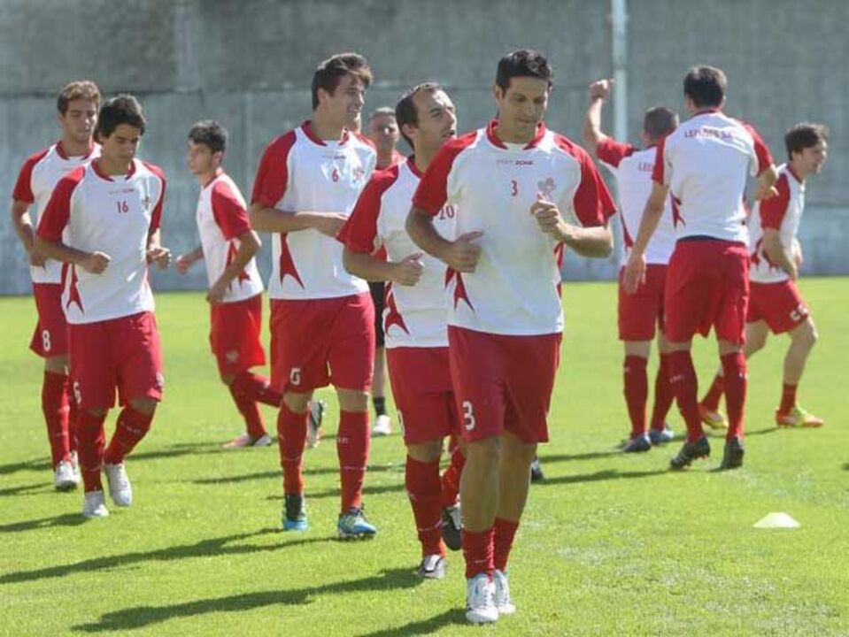 Clube renova com três jogadores e contrata outros seis