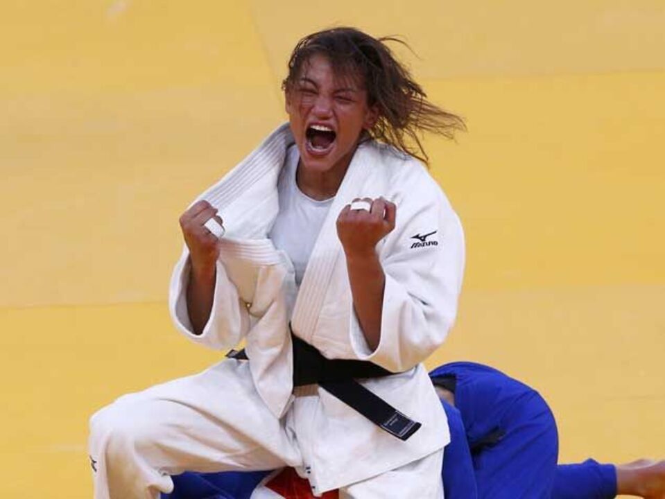 Sarah Menezes dá primeira medalha de ouro ao Brasil
