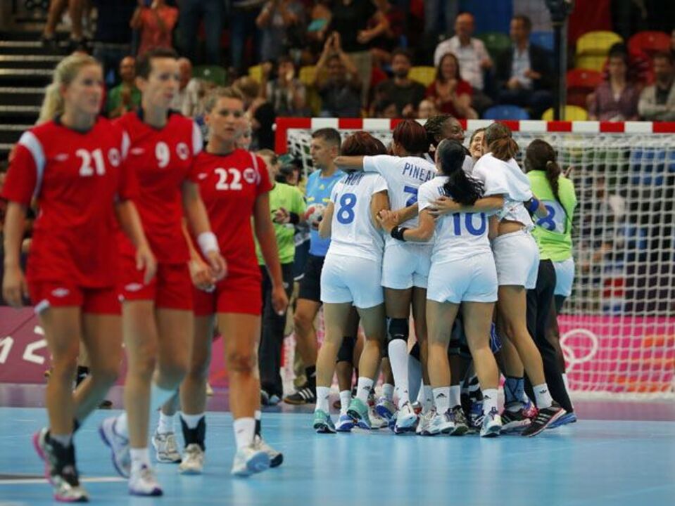 França bate campeãs mundiais e olímpicas