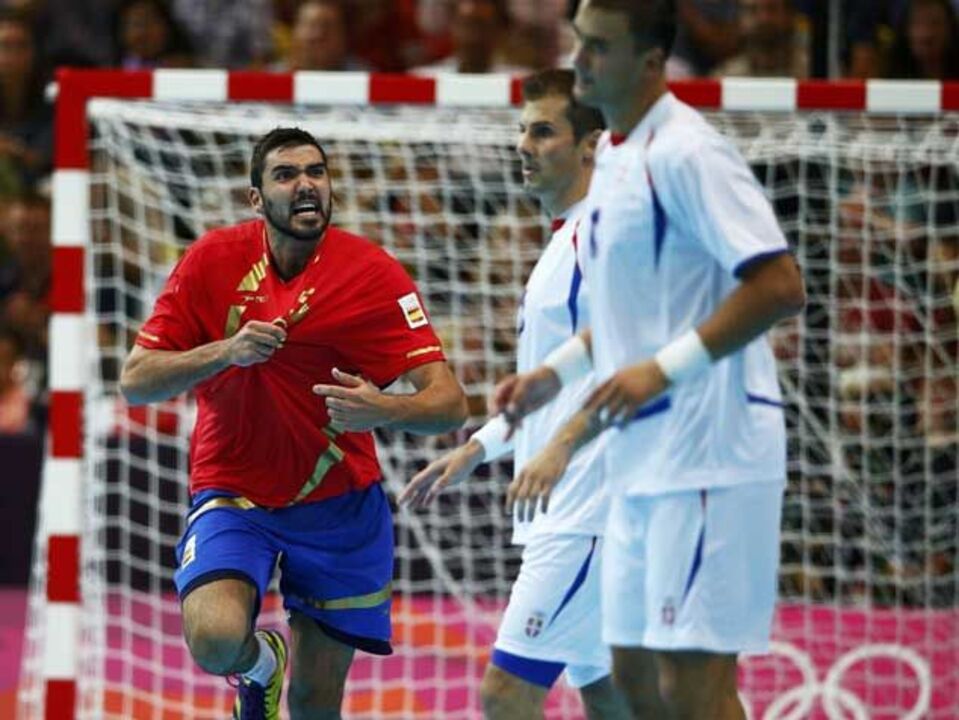 Espanha dá a volta e supera Sérvia