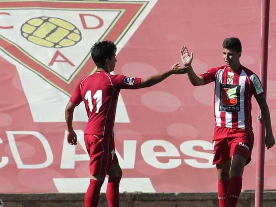 Póquer de Rabiola na vitória do Desp. Aves