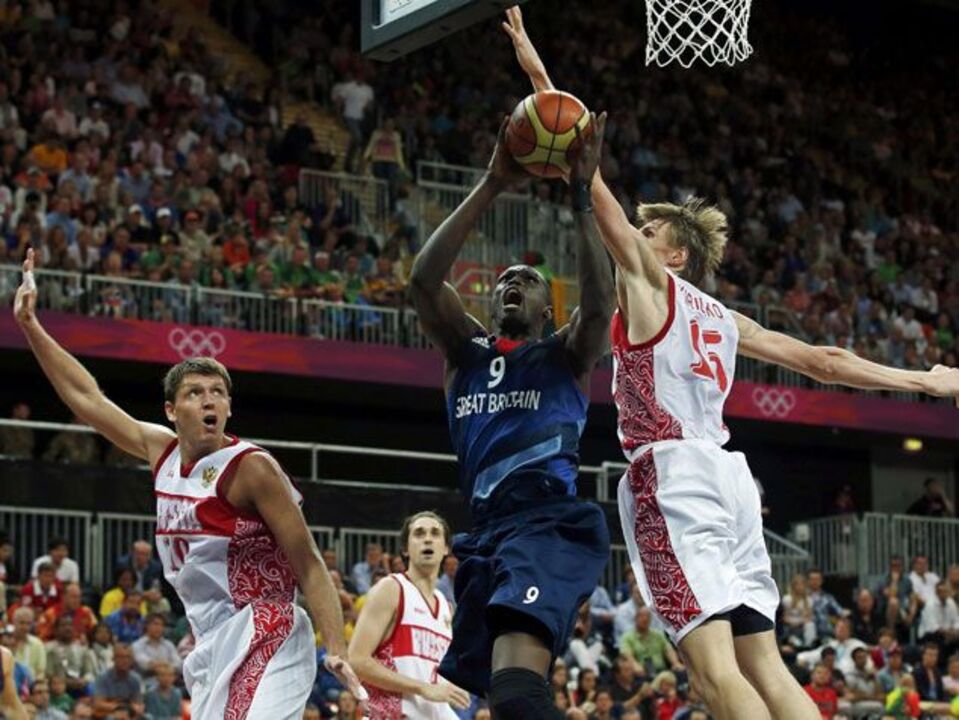 Enorme Kirilenko leva Rússia à vitória