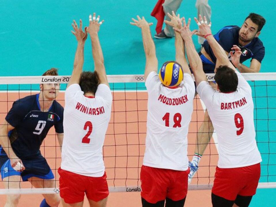 Polónia vence na estreia