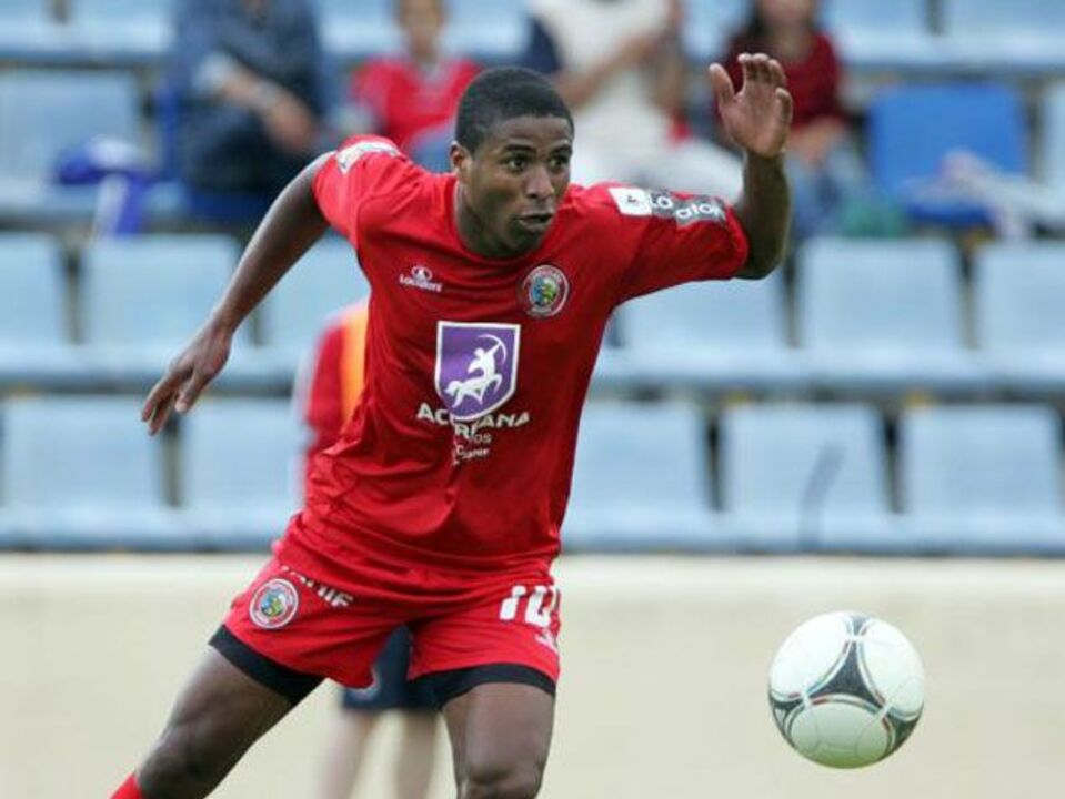 Platini dá a vitória ao Santa Clara