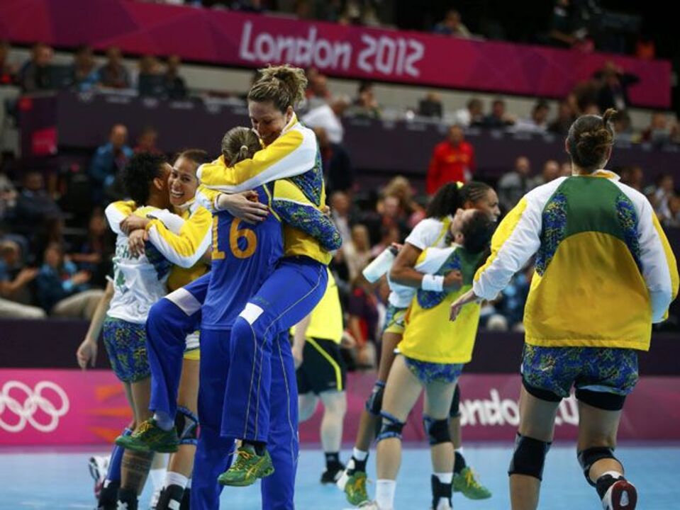 Brasil sofre para vencer Montenegro