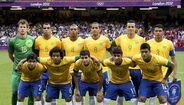 Hulk assiste na vitória do Brasil