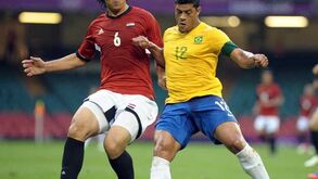 Hulk assiste na vitória do Brasil