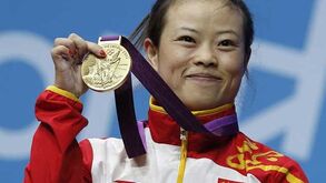 Chinesa Wang Mingjuan de ouro nos 48kg
