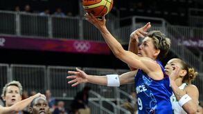 Francesas vencem e lideram grupo B