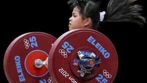 Zulfiya Chinshanlo junta ouro a recorde mundial 