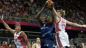 Enorme Kirilenko leva Rússia à vitória