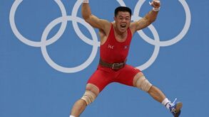 Kim Un-guk com ouro e recorde mundial em -62 Kg
