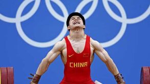 Chinês Qingfeng Lin conquista ouro em -69kg