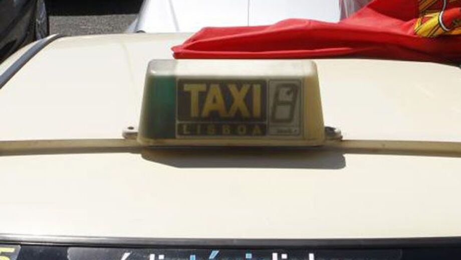 Mil taxistas aderem a protesto