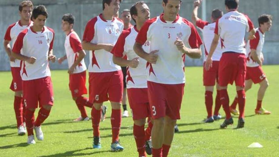 Clube renova com três jogadores e contrata outros seis