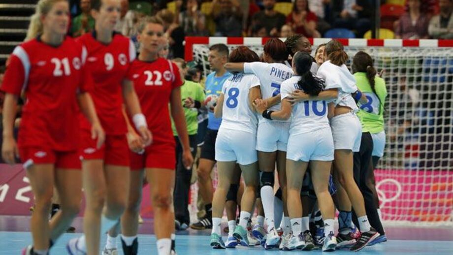França bate campeãs mundiais e olímpicas