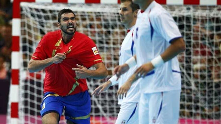 Espanha dá a volta e supera Sérvia