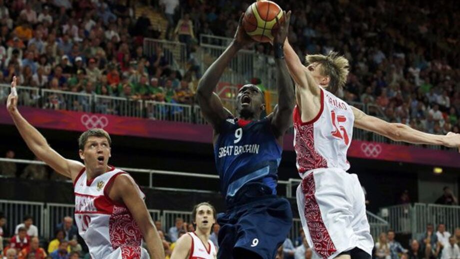 Enorme Kirilenko leva Rússia à vitória